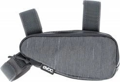 Evoc - Sacoche De Cadre 0,7 L - Bikepacking 11 Evoc - Sacoche De Cadre 0,7 L - Bikepacking -Promos Vélo Électrique Magasin evoc sacoche de cadre 700 ml gris carbone perspective 4 3840x2160